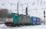 Die Cobra 2804 fhrt mit einem langen Containerzug aus Verona(I) nach Antwerpen-Combinant(B) bei der Ausfahrt in Aachen-West und fhrt in Richtung Montzen/Belgien bei leichten Schneefall am Eiskalten