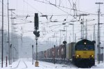 Die Class 66 PB20 von Railtraxx BVBA fhrt mit viel Gas mit einem langen Contanierzug von Aachen-West nach Belgien bei der Ausfahrt aus Aachen-West und fhrt in Richtung Montzen/Belgien bei starken