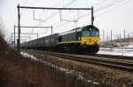 Die Class 66 PB15 von Railtraxx BVBA zieht einen Bulkhaul-Containerzug aus Aachen-West durch Montzen-Gare(B) und fhrt in Richtung Vise(B) bei Winterwetter am 28.2.2013.