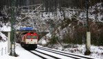 Die Class 66 DE6312  Alix  von Crossrail kommt mit  einem langen Containerzug aus dem Gemmenicher-Tunnel(B) in Richtung Montzen(B) bei Viel Schnee am Kalten 28.2.2013.