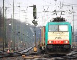 Die Cobra 2815 fhrt mit einem langen Containerzug aus Gallarate(I) nach  	Antwerpen-Oorderen(B) bei der Abfahrt aus Aachen-West und fhrt in Richtung Montzen/Belgien bei Regenwetter am 9.3.2013.