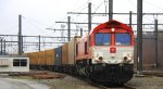 Die Class 66 PB13  Ilse  von Crossrail kommt durch Montzen-Gare(B) mit eienm langen P&O Ferrymasters Containerzug aus Aachen-West und fhrt weiter in Richtung Vise(B) bei Winterwetter am eiskalten