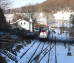 Die Class 66 PB12  Marleen  von Crossrail kommt die Gemmenicher-Rampe hochgefahren aus Richtung Aachen-West mit einem langen MSC-Containerzug aus Aachen-West nach  Antwerpen-Berendrecht(B) und fhrt