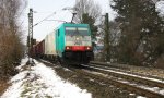 Die Cobra 2825  kommt bei Schnee die Gemmenicher-Rampe herunter nach Aachen-West mit einem Kurzen gemischten Gterzug aus  (Genk-Goederen(B)(via Kinkempois)(B) nach Kln-Gremberg.