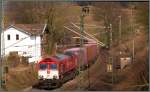 Eine Crossrail Class66 arbeitet sich langsam die Steilrampe der Montzenroute hinauf nach Belgien.Am Haken ein Containerzug.