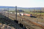 Die Class 66 PB13   Ilse  von Crossrail kommt aus Richtung Vise(B) mit einem langen Containerzug aus Genk-Zuid-Haven(B) nach Gallarate(I) und fhrt in Richtung Aachen-West.