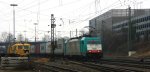 Die Cobra 2825 kommt aus Richtung Montzen/Belgien mit einem Langen Maersk-Containerzug aus Antwerpen(B) nach Leipzig und fhrt in Aachen-West ein bei Wolken am 6.4.2013.