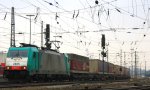 Die Cobra 2825 fhrt mit einem Containerzug aus Gallarate(I) nach Zeebrugge(B) bei der Ausfahrt aus Aachen-West und fhrt in Richtung Montzen/Belgien bei Sonne und Wolken am 6.4.2013.