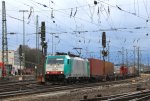 Die Cobra 2834 fhrt mit einem langen Containerzug aus  Gallarate(I) nach Zeebrugge(B) bei der Ausfahrt aus Aachen-West und fhrt in Richtung Montzen/Belgien bei Regenwolken am Abend des 11.4.2013.