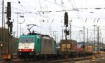 Die Cobra 2826 fhrt mit einem langen Containerzug aus Gallarate(I) nach Zeebrugge(B) bei der Ausfahrt aus Aachen-West und fhrt in Richtung Montzen/Belgien bei Wolken am Abend des 16.4.2013.