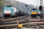 Die Class 66 PB14 von Railtraxx BVBA steht in Aachen-West  mit einem langen P&O Ferrymasters Containerzug und wartet auf die Abfahrt nach Belgien.