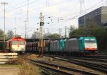 Zwei Cobra 2810 und 2843 kommen mit einem langen Kalkzug aus Yves-Gomeze(B) nach Millingen und fahren in Aachen-West ein und im Hintergrund steht eine Class 66 DE6312  Alix  von Crossrail mit Motor