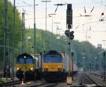 Links: Die Class 66 PB15 von Railtraxx BVBA, daneben steht die Class 66 DE6309 von DLC Railways beide mit Containerzge und warten auf die Abfahrt nach Belgien in Aachen-West in der Abendstimmung am