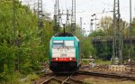 Ein Nachschuss von der Cobra 2818 rangiert in Aachen-West bei Sonne und Regenwolken am 12.5.2013.