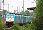 Die Cobra 2822 steht mit anderen 28er an der Laderampe in Aachen-West bei Sonne und Wolken am 12.5.2013.