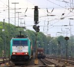 Die Cobra 2824 fhrt mit einem Kurzen gemischten Gterzug aus Kln-Gremberg nach Antwerpen-Noord(B) bei der Abfahrt aus Aachen-West und fhrt in Richtung Montzen/Belgien bei Sonne und Regenwolken am