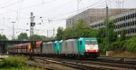 Zwei Cobra 2811 und 2813 kommen mit einem langen Kalkzug aus Yves-Gomeze(B) nach Millingen und fahren in Aachen-West ein bei Regenstimmung am Abend des 17.5.2013.