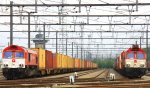 Links im Bild steht die Class 66 PB03  Mireille  von Crossrail mit einem langen MSC-Containerzug,  rechts daneben ist die Class 66 DE6314  Hanna  von Crossrail, auch mit einem langen Containerzug.