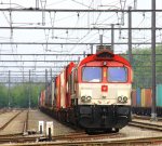 Die Class 66 DE6314  Hanna  von Crossrail steht in Montzen-Gare(B) mit einem langen Containerzug bei Sonne und Wolken am 20.5.2013.