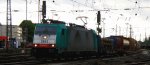 Die Cobra 2843 fhrt mit einem langen Containerzug aus Gallarate(I) nach Zeebrugge(B) bei der Ausfahrt aus Aachen-West und fhrt in Richtung Montzen/Belgien bei Abendsonne und Regenwolken am 22.5.2013