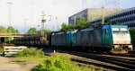 Zwei Cobra 2813 und 2820 kommen mit einem langen Kalkzug aus Yves-Gomeze(B) nach Millingen und fahren in Aachen-West ein bei schner Abendsonne am 24.5.2013.