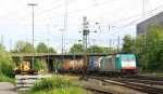 Die Cobra 2830  kommt aus Richtung Montzen/Belgien mit einem langen Containerzug aus Antwerpen-Oorderen(B) nach Gallarate(I) und fhrt in Aachen-West ein bei Sonne und Wolken am 25.5.2013.