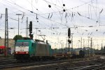 Die Cobra 2834 fhrt mit einem Containerzug aus Verona(I) nach Genk-Goederen(B) bei der Abfahrt aus Aachen-West und fhrt in Richtung Montzen/Belgien bei Regen am 26.5.2013.