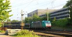 Die Cobra 2821  kommt aus Richtung Montzen/Belgien mit einem langen Citroen-Autoleerzug aus Belgien und fhrt in Aachen-West ein in der Abendsonne am 31.5.2013.