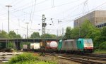 Die Cobra 2815  kommt aus Richtung Montzen/Belgien mit einem langen Containerzug aus Antwerpen-Oorderen(B) nach Gallarate(I) und fhrt in Aachen-West ein bei Sonne und Wolken am 1.6.2013.