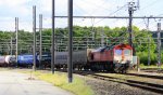 Die Class 66 DE6301  Debora  von Crossrail steht in Montzen-Gare(B) mit einem sehr langen Containerzug bei schnem Sonnenschein am 2.6.2013.