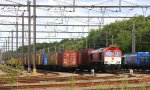 Die Class 66 DE6311  Hanna  von Crossrail steht in Montzen-Gare(B) mit einem sehr langen MSC-Containerzug und wartet auf die Abfahrt nach Antwerpen-Berendrecht(B) bei schnem Sonnenschein am 2.6.2013.