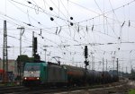 Die Cobra 2823  fhrt mit einem langen Kesselzug aus Ludwigshafen-BASF nach Antwerpen-BASF(B) bei der Abfahrt aus Aachen-West und fhrt in Richtung Montzen/Belgien bei Sonne und Wolken am Abend des