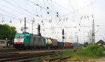 Die Cobra 2825 fhrt mit einem langen Containerzug aus Gallarate(I) nach Zeebrugge(B) bei der Ausfahrt aus Aachen-West und fhrt in Richtung Montzen/Belgien bei Sonne und Wolken am Abend des