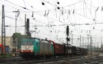 Die Cobra 2807 fhrt mit einem kurzen gemischten Gterzug aus Osnabrck nach Kortenberg-Goederen(B) bei der Ausfahrt von Aachen-West und fhrt in Richtung Montzen/Belgien bei Regenwetter am Abend vom