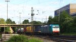 Die Cobra 2825 kommt aus Richtung Montzen/Belgien mit einem langen Containerzug aus Antwerpen-Oorderen(B) nach Gallarate(I) und fhrt in Aachen-West ein in der Abendsonne am 14.6.2013.