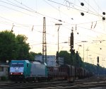 Die Cobra 2809 fhrt mit einem langen gemischten Gterzug aus Kln-Gremberg nach Antwerpen-Noord(B) bei der Abfahrt aus Aachen-West und fhrt in Richtung Montzen/Belgien in der Abendsonne am