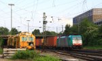 Die Cobra 2819 kommt aus Richtung Montzen/Belgien mit einem langen Containerzug aus aus Antwerpen-Oorderen(B) nach Gallarate(I) und fhrt in Aachen-West ein und auf dem Nebengleis steht eine