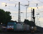 Die Cobra 2809 fhrt mit einem langen Containerzug aus Gallarate(I) nach Antwerpen-Oorderen(B) bei der Abfahrt aus Aachen-West und fhrt in Richtung Montzen/Belgien  in der Abendsonne und Wolken am