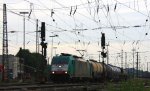 Die Cobra 2830 fhrt mit einem Kurzen Kesselzug aus Millingen nach Antwerpen-Kanaaldok(B) bei der Ausfahrt aus Aachen-West und fhrt in Richtung Montzen/Belgien in der Abendsonne und Wolken am Abend