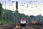 Die Class 66 PB03  Mireille  von Crossrail steht in Aachen-West und wartet auf die Abfahrt nach Belgien mit einem langen Dacia-Autozug aus Ciumesti(RO) nach Tongeren(B) in der Abendstimmung und Wolken