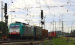 Die Cobra 2808  fhrt mit einem langen Containerzug aus Gallarate(I) nach Zeebrugge(B) bei der Ausfahrt aus Aachen-West und fhrt in Richtung Montzen/Belgien bei Sonne und Wolken am 29.6.2013.