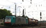 Die Cobra 2831 fhrt mit einem langen Containerzug aus Gallarate(I) nach Antwerpen-Oorderen(B) bei der Ausfahrt aus Aachen-West und fhrt in Richtung Montzen/Belgien bei Sonne und Wolken am 29.6.2013.