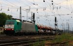 Die Cobra 2809 fhrt mit einem langen Ford-Autozug von Aachen-West nach Antwerpen(B) bei der Ausfahrt aus Aachen-West und fhrt in Richtung Montzen/Belgien in der Abendstimmung und Sonne und Wolken am