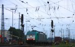 Die Cobra 2812 fhrt mit einem langen Containerzug aus Gallarate(I) nach Zeebrugge(B) bei der Ausfahrt aus Aachen-West und fhrt in Richtung Montzen/Belgien in der Abendstimmung und Wolken am Abend