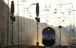 Die Class 66 PB12  Marleen  von Crossrail fhrt mit viel Qualm und Sand mit einem langen Ewals-Cargo-Care Containerzug aus Novara(I) nach Genk-Zuid-Haven(B) bei der Ausfahrt aus Aachen-West und fhrt