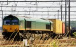 Die Class 66 PB14 von Railtraxx BVBA steht in Montzen-Gare(B) mit einem langen MSC-Containerzug und wartet auf die Abfahrt nach Antwerpen-Berendrecht(B) bei schnem Sommerwetter am 14.7.2013.