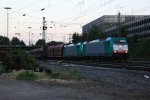 Zwei Cobra 2805 und 2830 kommen mit einem langen Kalkzug aus Yves-Gomeze(B) nach Millingen und fahren in Aachen-West ein in der Abendsonne am einem schnem Sommerabend am 16.8.2013.