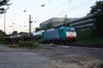 Die Cobra 2820 kommt aus Richtung Montzen/Belgien mit einem langen Kesselzug aus Antwerpen-Noord(B) nach Burghausen(D)und fhrt in Aachen-West ein in der Abendsonne am einem schnem Sommerabend am