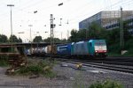 Die Cobra 2822 kommt aus Richtung Montzen/Belgien mit einem langen Containerzug Antwerpen-Oorderen(B) nach Gallarate(I) und fhrt in Aachen-West ein in der Abendsonne am einem schnem Sommerabend am