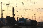 Die Cobra 2805 fhrt mit einem langen gemischten Gterzug aus Osnabrck nach Kortenberg-Goederen(B) bei der Ausfahrt aus Aachen-West und fhrt in Richtung Montzen/Belgien am einem schnem Sommerabend